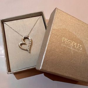 People’s Jewelry Silver Heart Necklace 🤍